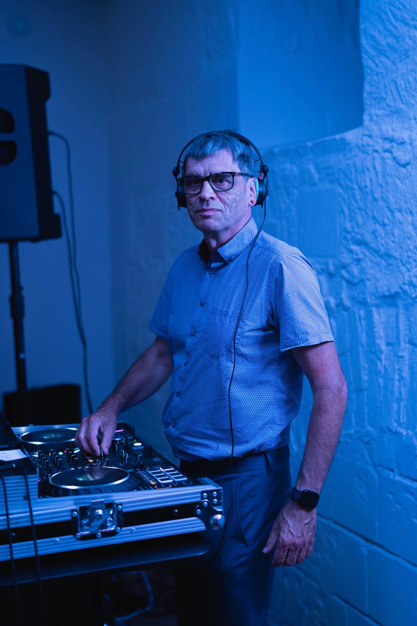 DJ-Herzowilli am DJ-Controller im blauen Licht